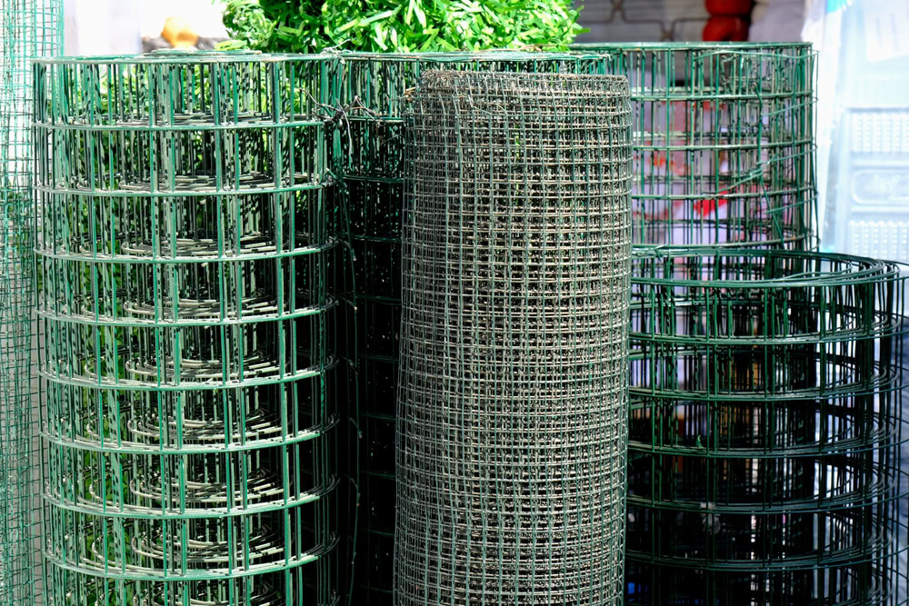 Green colored garden fence wire in rolls