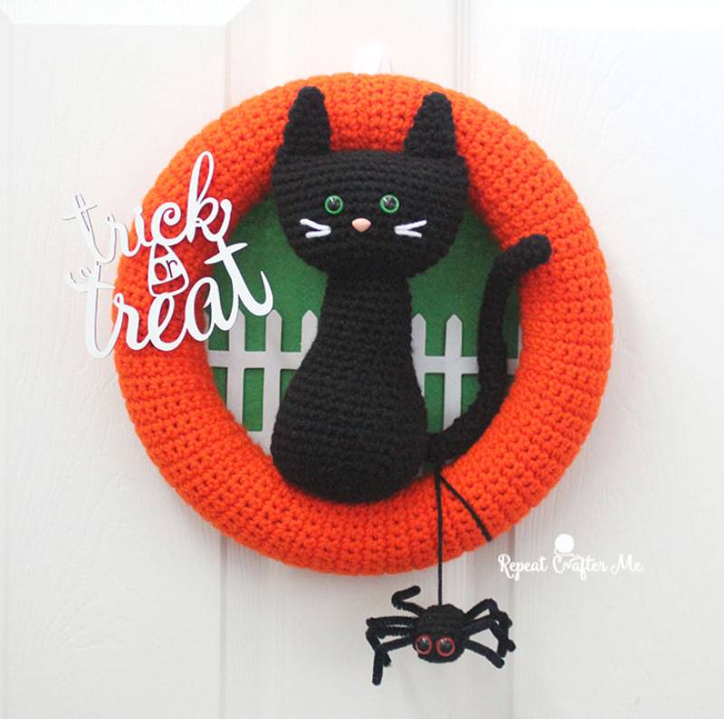 DIY Crochet Halloween Cat Wreath