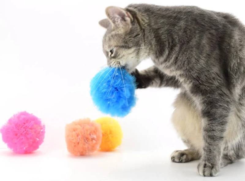 DIY crinkle pompom cat toy