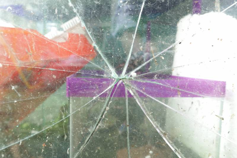 Glass for aquarium cracks