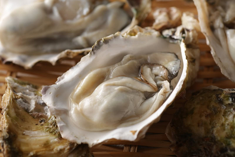 Grilled oysters with shells in butter and soy sauce