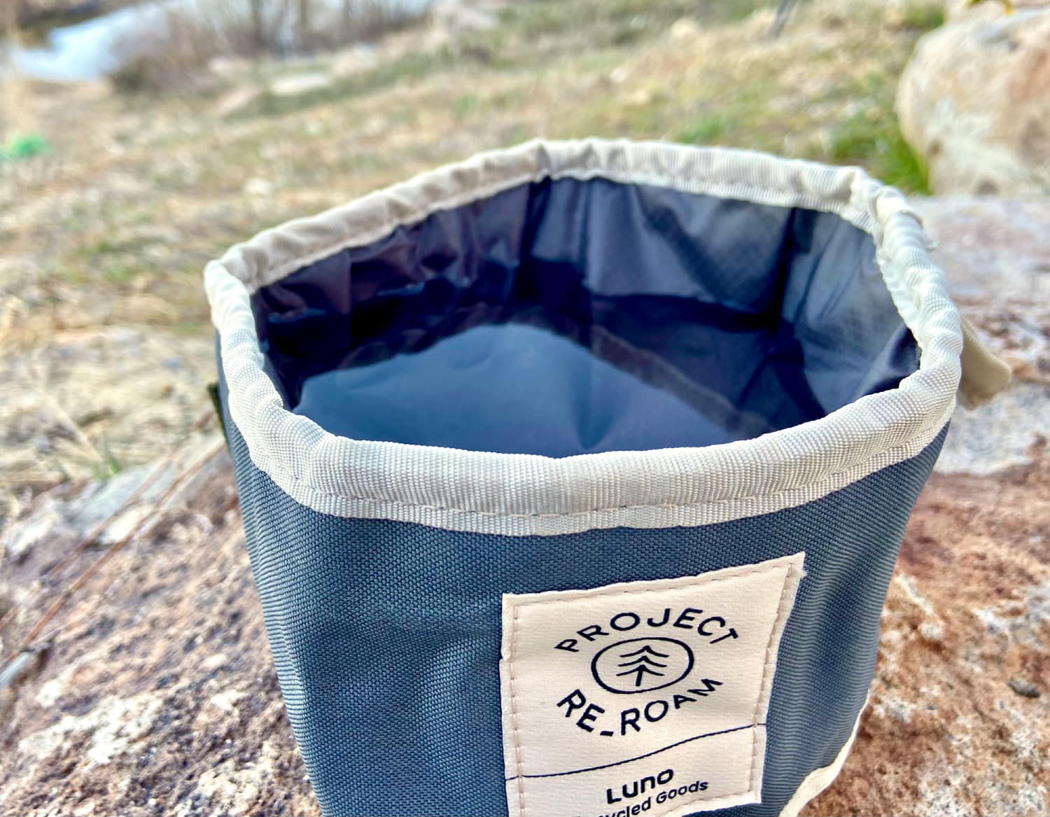 Luno Collapsible Dog Bowl.jpg - water in the bowl