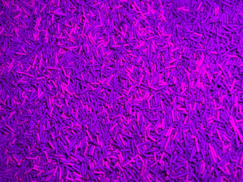 Two-color cat litter used for mosaic art