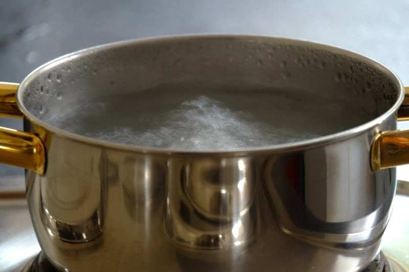 boiling water in stock pot