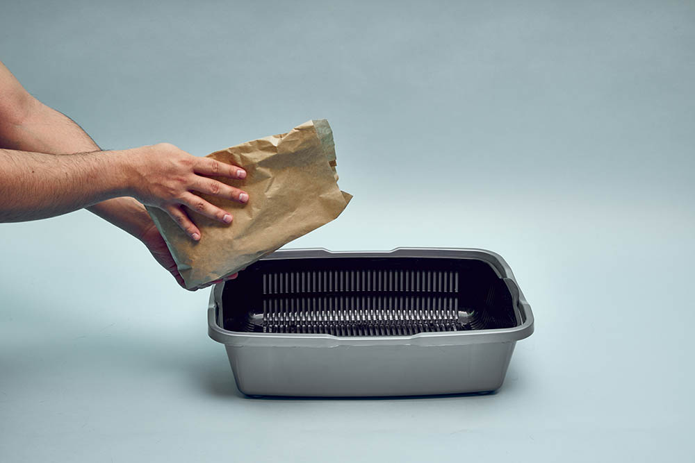 disposing cat litter using biodegradable bag