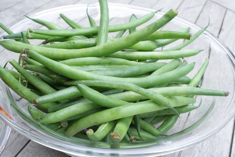 green beans in glass bowl