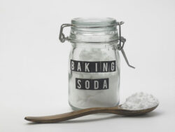 Can You Put Baking Soda in Cat Litter? Vet-Reviewed Risks & Safety