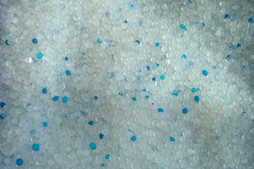 litter in a form of quartz pearls