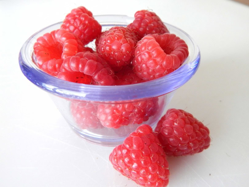 raspberries in bowl