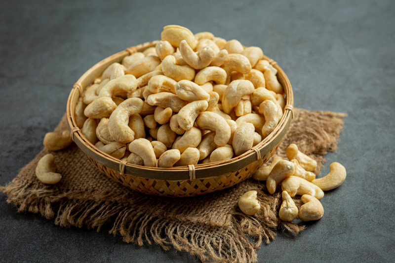 raw cashew nuts in bowl