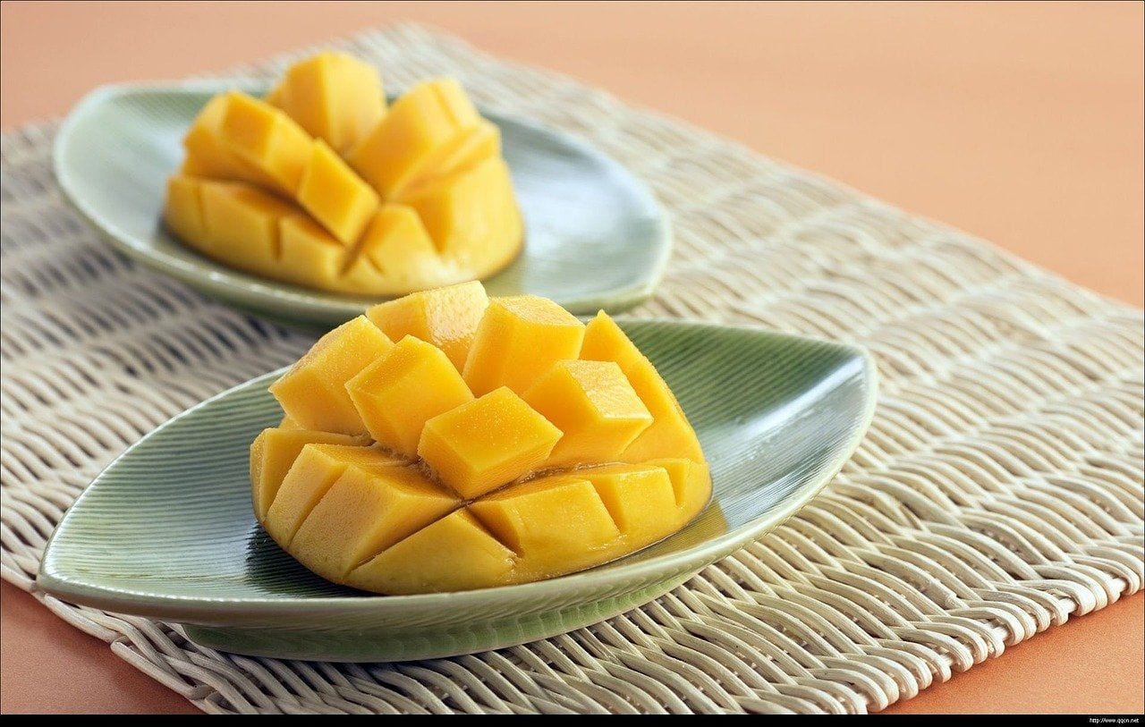 sliced mangoes