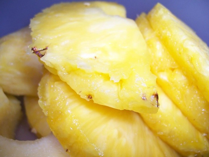 sliced pineapple