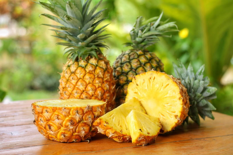 sliced pineapple