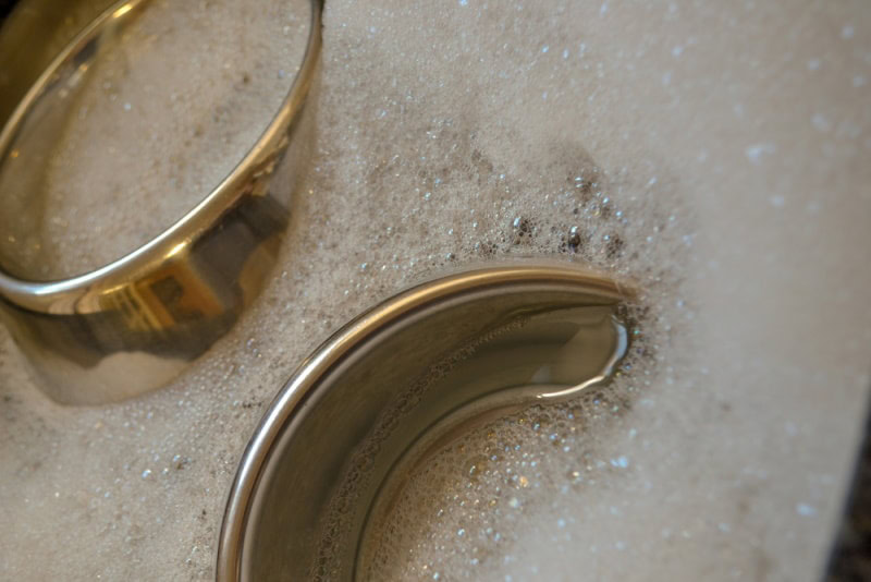 washing pet food bowl