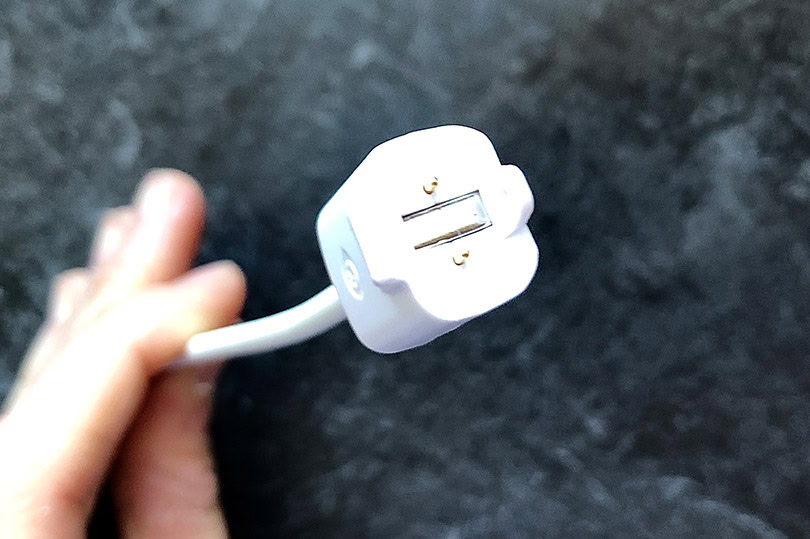 white charger for the tractive gps cat tracker