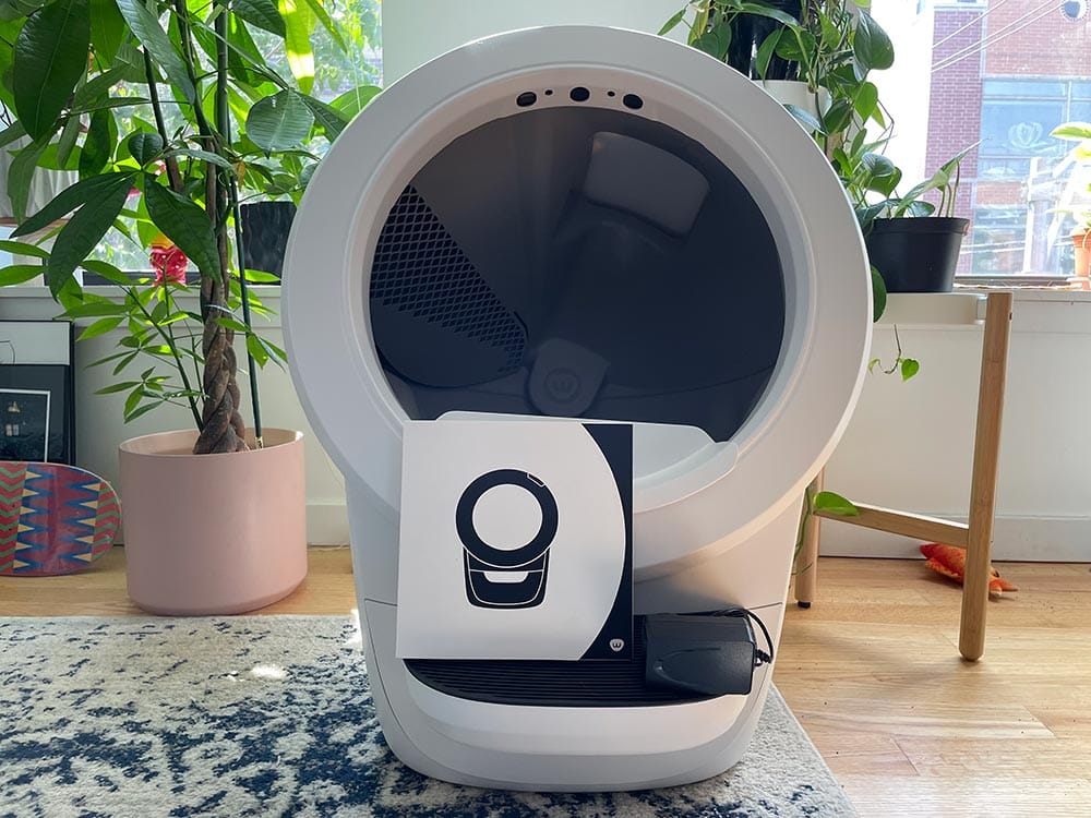 white litter-robot 4 and power plug