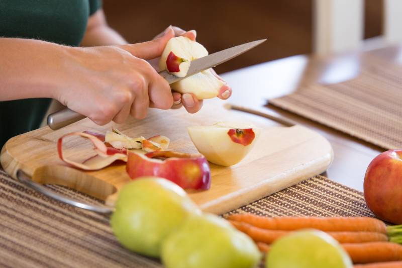 woman cutting apples