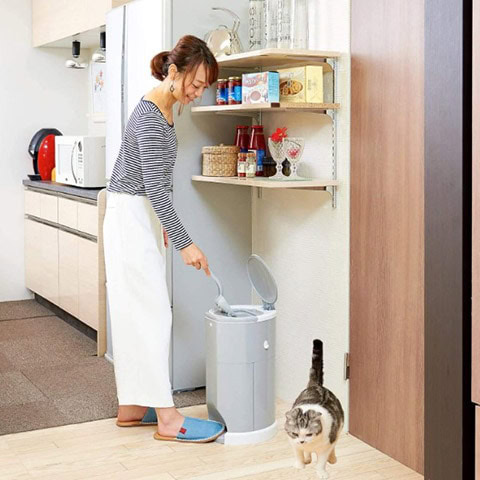 woman using litter champ