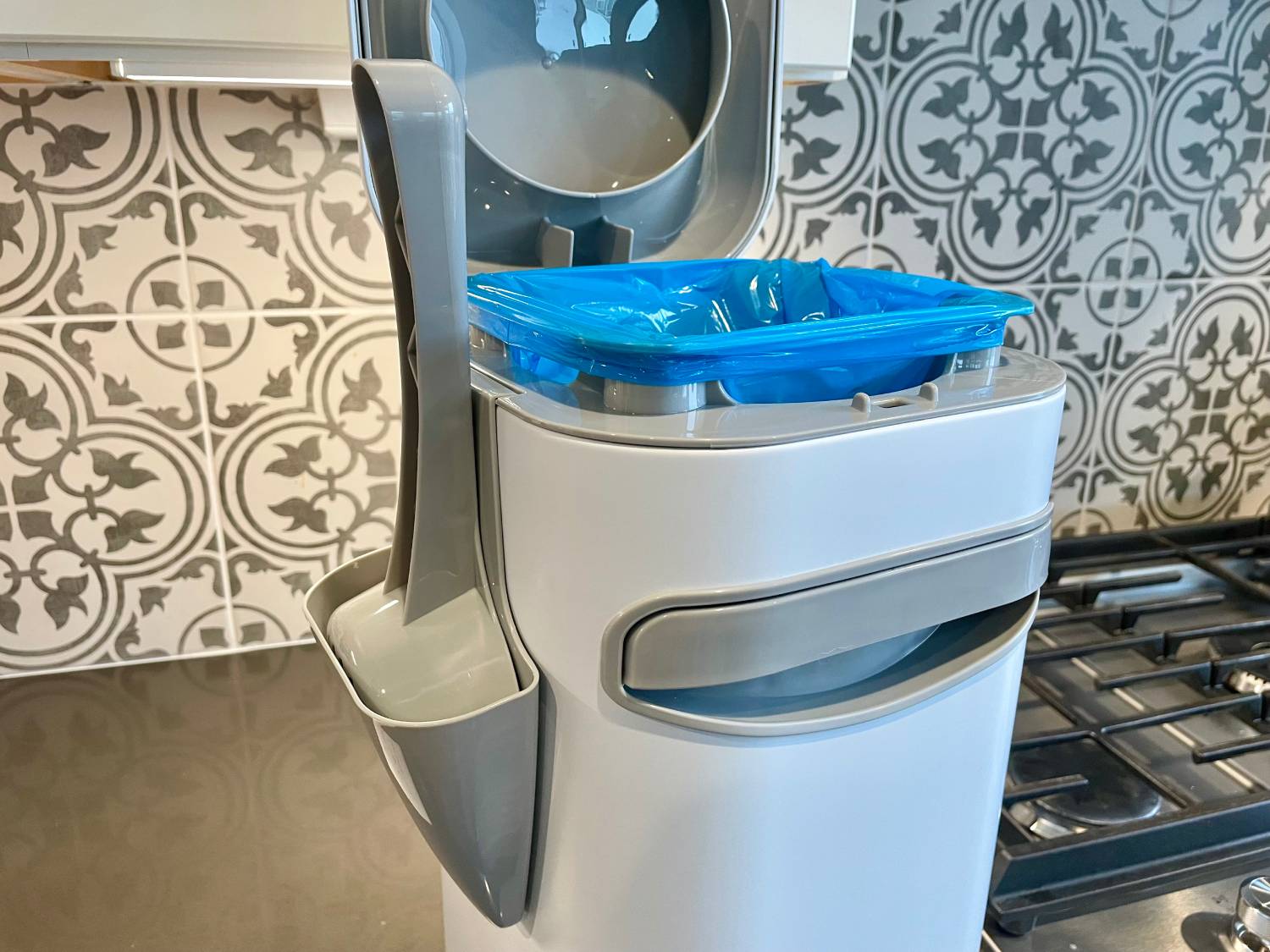 Litter Genie Platinum Pail Review - close up of opened product