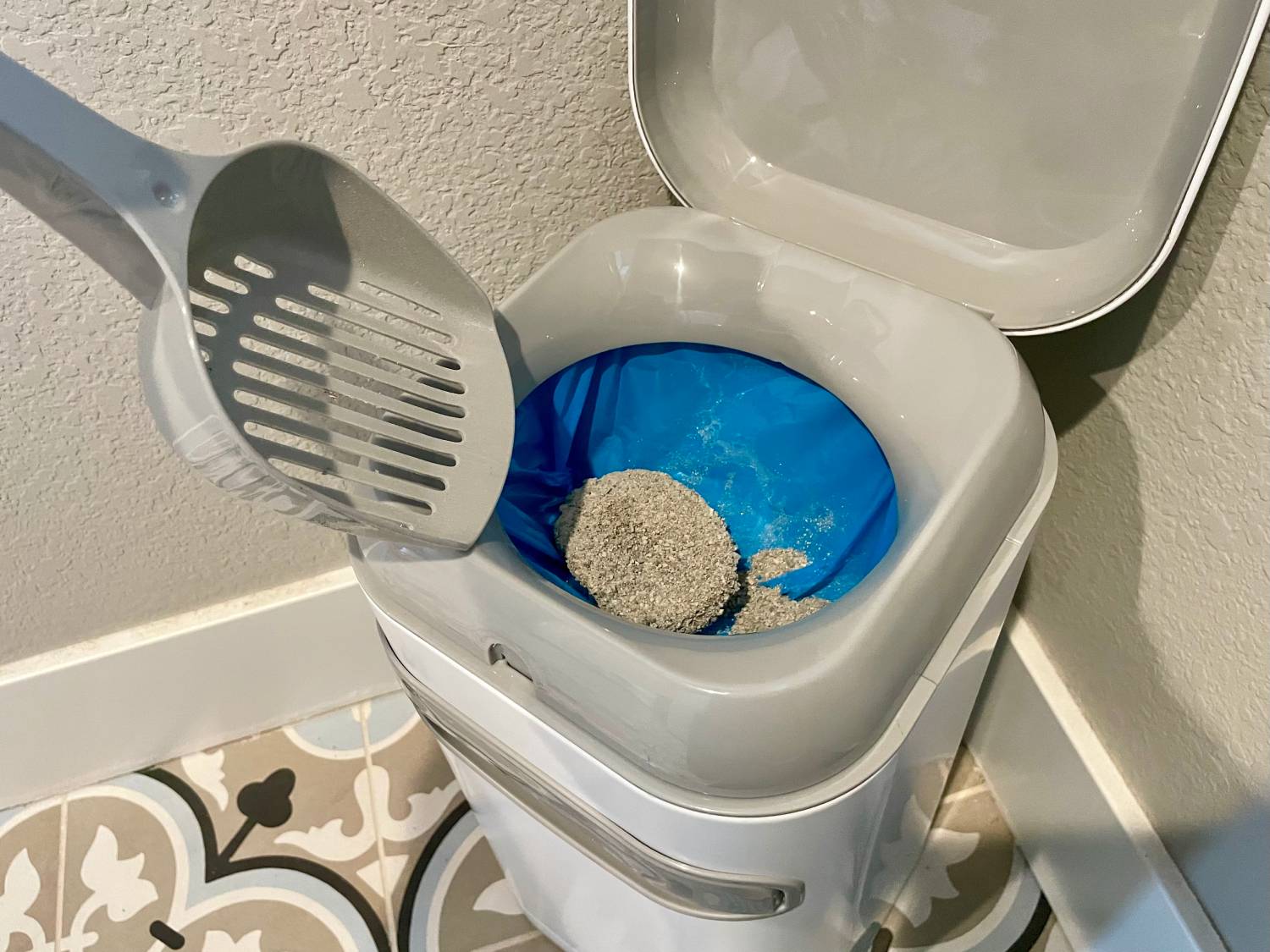 Litter Genie Platinum Pail Review - product in use